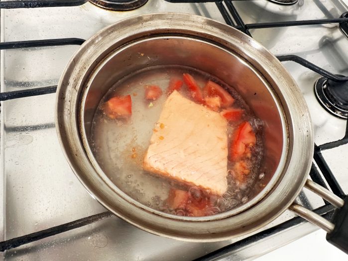 サーモンをゆでる