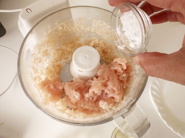 鶏ひき肉をフードプロセッサーにかける