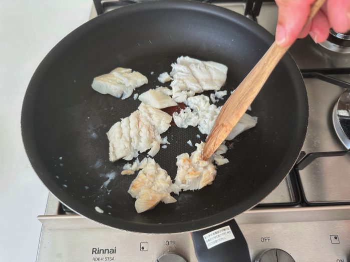 カラスガレイを焼きながらほぐす