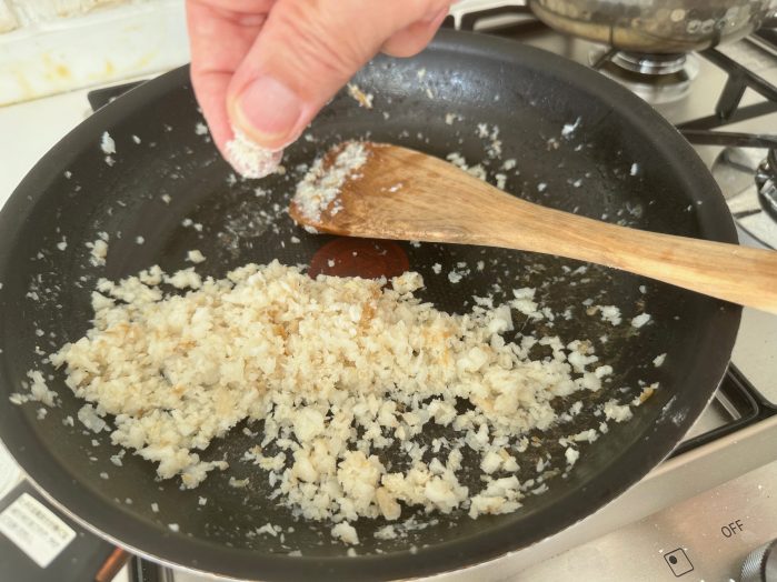 粉麴を加えて混ぜる