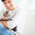 猫を抱く女性の画像