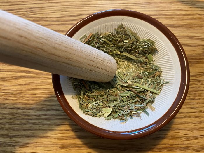 牧草をすりつぶす写真